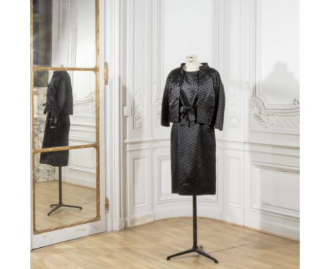Christian DIOR, collection Haute Couture, Automne-Hiver 1960. Ensemble de cocktail en satin de soie noire à pois velours.Dire