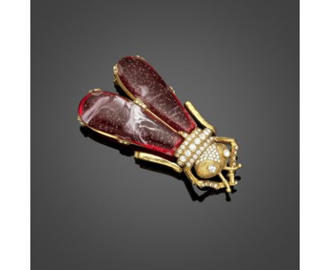 Christian DIOR, collection Haute Couture. Broche 'Cigale'.En métal doré serti de strass, retenant deux importants cabochons d