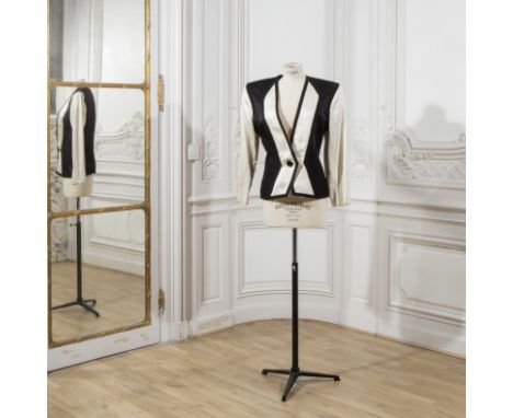 SAINT LAURENT Rive Gauche, collection Prêt à Porter, Automne-Hiver 1988. Veste du soir en soie blanche et lin noir.Collection
