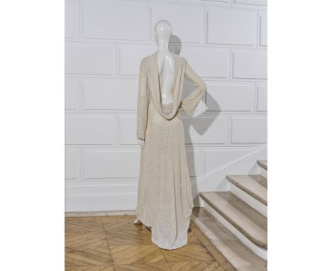 Jean-Louis SCHERRER, Collection Haute Couture, Printemps-Eté 1999. Robe du soir longue entièrement rebrodée de sequins blancs