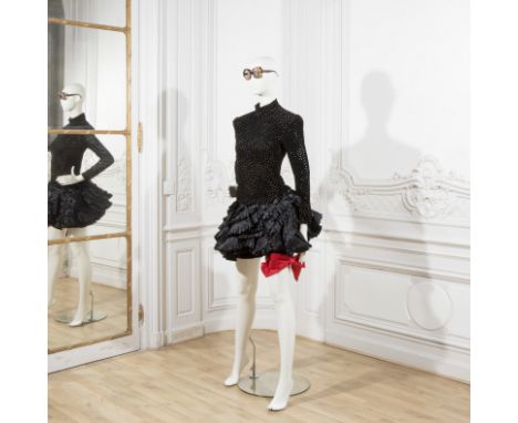 Pierre BALMAIN, collection Haute Couture, Automne-Hiver 1987. Robe de cocktail courte.Directeur artistique: Erik MORTENSEN - 