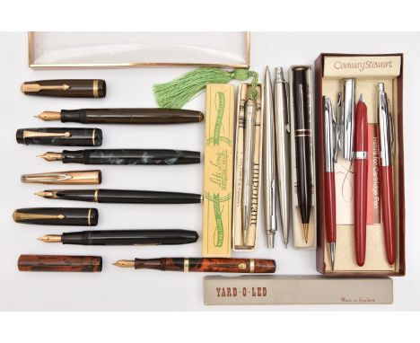 A SMALL QUANTITY OF FOUNTAIN PENS AND PROPELLING PENCILS, to include a 'Parker Duofold' fountain pen fitted with a 14k nib, a