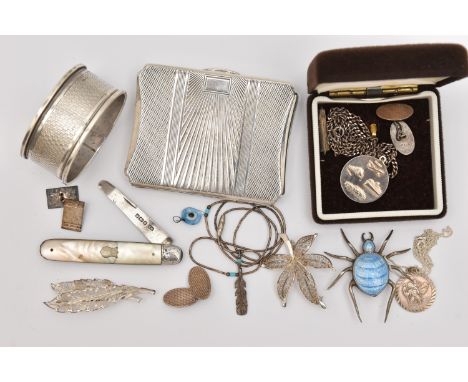 AN ASSORTMENT OF SILVER AND WHITE METAL ITEMS, to include a silver 'Kigu' compact, with engine turned pattern and vacant cart