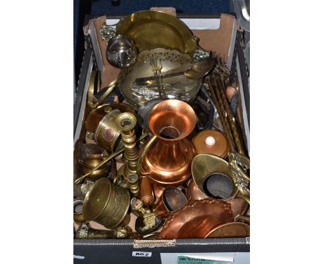 ONE BOX OF ASSORTED METALWARE, to include brass and copper items comprising a vintage tea caddy, jugs, a hammered copper and 