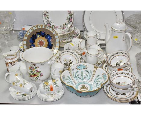 A GROUP OF CERAMICS, to include six each of Wedgwood Hathaway Rose dinner plates and tea plates, five Royal Doulton Ravenswoo