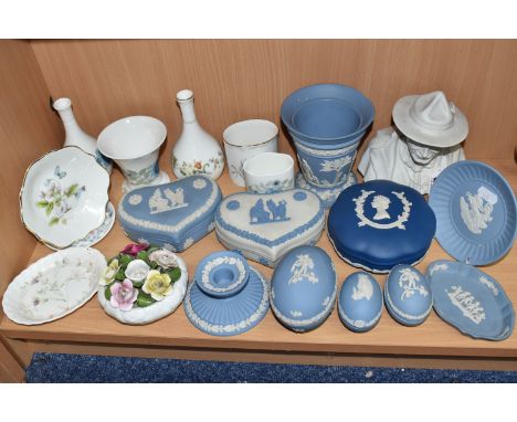A GROUP OF CERAMICS, to include a Coalport bust of Robert Baden-Powell, limited edition 365/1500, height 15cm, ten pieces of 
