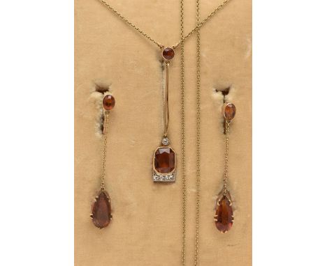 A CASED YELLOW METAL CITRINE AND DIAMOND LARIAT NECKLACE WITH MATCHING EARRINGS, the pendant set with a rectangular and circu