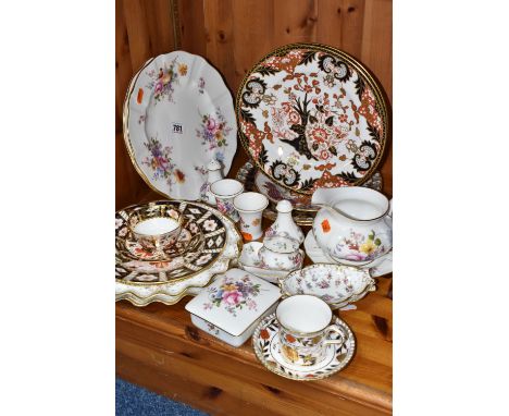 A QUANTITY OF ROYAL CROWN DERBY CERAMICS to include three pieces of Imari 2451 comprising a teacup and saucer, both with 1911