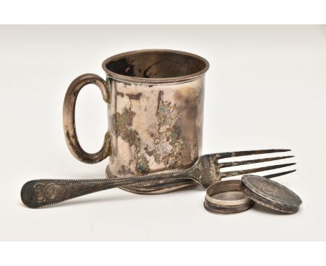 A SMALL ASSORTMENT OF SILVER to include a George III oval form vinaigrette with monogram detail, approximate length 35mm, hal