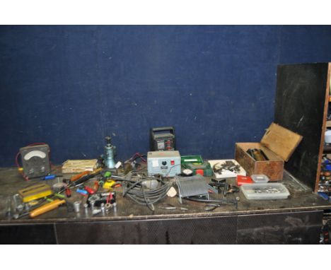 A TRAY CONTAINING AUTOMOTIVE AND ENGINEERING TOOLS, including vintage Dulpex Kismet foot pump, Avo Multiminor No.5 and Avomet