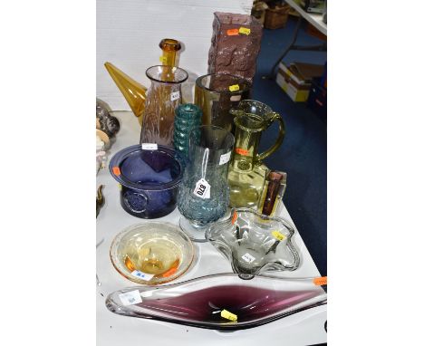 A GROUP OF TWENTIETH CENTURY GLASS ITEMS to include a Dartington 'Amethyst Flower' bowl with a wide rim diametern15.5cm, A So