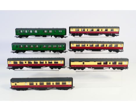 Bachmann - A collection of unboxed OO gauge coaches, 5 x in maroon and cream and 2 x Bulleid Southern coaches. They show sign
