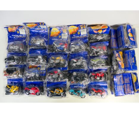 Maisto - Hachette - A collection of 1:18 scale motorbikes from the Hachette Mega Bikes collection, including Moto Guzzi V10 C
