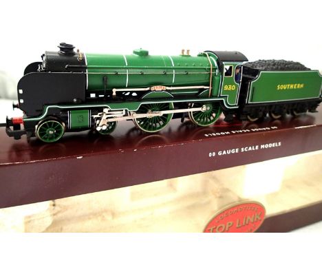 Hornby R 2018, Schools class Radley, 930, Southern Green.In excellent condition, crew fitted, box fair. P&P Group 1 (£14+VAT 