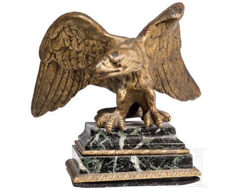 Kleiner Tischadler, 19. Jhdt. Massiver Bronzeadler (Vergoldungsspuren), unsigniert. Adlerfigur mit ausgebreiteten Flügeln. Gr