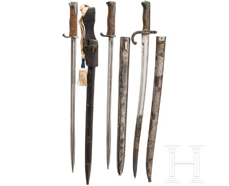 Drei Bajonette, deutsch, 19./20. Jhdt. Sächsisches Seitengewehr M 98 lang mit Steckrückenklinge, an der Wurzel der Hersteller