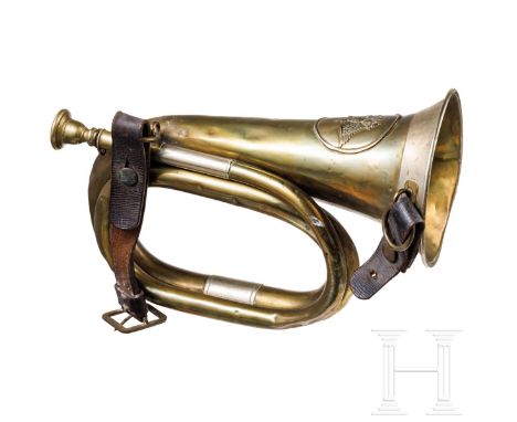 Signalhorn M 1884, datiert 1915 Messing, am Schalltrichter ein neusilbernes Band mit eingestochener Herstellergravur "R. Scho