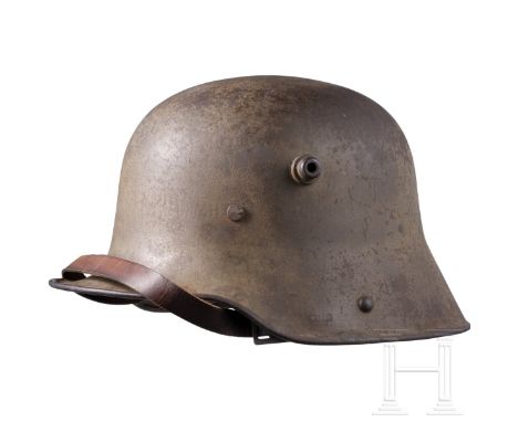 Stahlhelm M 16 mit Ersatzfutter Stahl mit feldgrauer Originallackierung (zu ca. 70 % erhalten, Rostspuren), gestufte Entlüftu