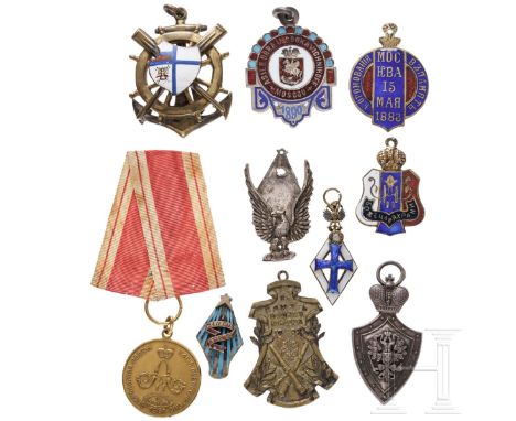 Neun Abzeichen und eine Medaille, 19./20. Jhdt. Vergoldetes Buntmetall, Silber, versilbertes Metall, teilweise farbig emailli