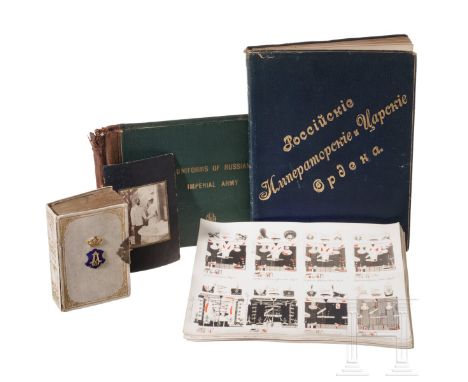 Gedenkbuch mit Chiffre "A" unter Großherzogskrone, Foto von Großfürst Sergey Alexandrovich und Elisaveta Feodorovna sowie zwe
