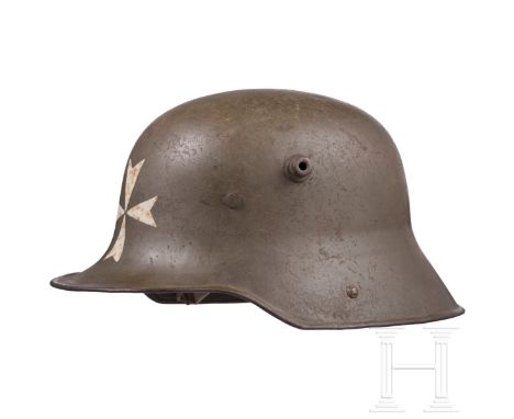 Stahlhelm M 16 mit Freikorpszeichen Feldgrau lackierte Stahlglocke (berieben, Rostspuren), stirnseitig aufgemalt ein weißes M