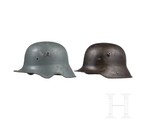 Zwei Helmglocken Stahlhelm M 16 mit rostiger, geölter, unlackierter Glocke, innen seitlich der Stempel "L 64". Dazu die grün 