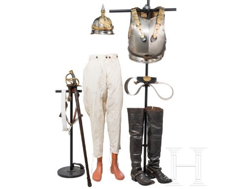 Uniformensemble für Unteroffiziere der Linien-Kürassiere, Ende 19. Jhdt. Helm M 1867, die Stahlglocke mit gegratetem Vordersc
