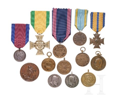 13 Medaillen, 19./20. Jhdt. Bronzene Kriegsdenkmünze 1813 (kantige Kreuzarme). Bronzemedaille "KW II seinen tapfern Hessen 18