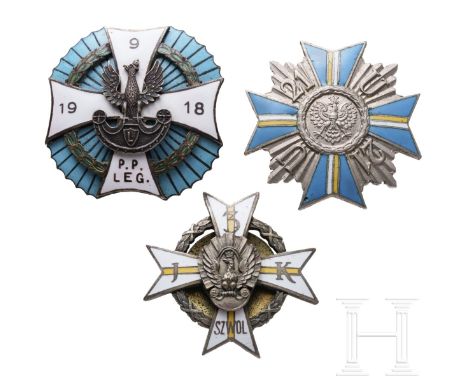 Drei Erinnerungsabzeichen, Polen, nach 1918 Versilbertes weißes Metall, schauseitig hellblau, grün und weiß emailliert, aufge