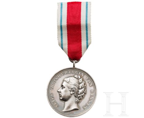 Alice-Medaille in Silber Silber mit vs. Portrait der jugendlichen Großherzogin, darunter Signatur "J. Ries". Durchmesser 42 m
