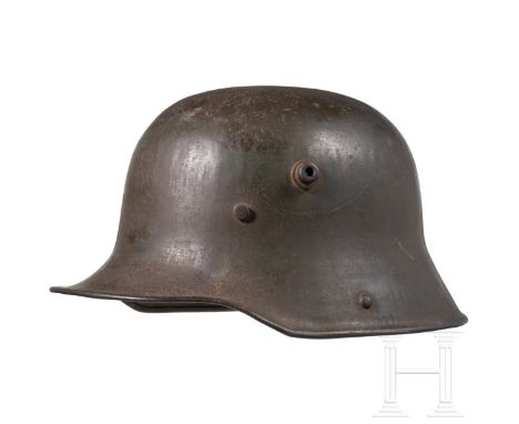 Stahlhelm M 17 Die Glocke mit gebördeltem Rand und feldgrauer Originallackierung (am Scheitel abgerieben), innenseitig der St