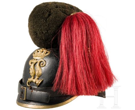 Raupenhelm M 1868 für Mannschaften der Artillerie Eigentumsstück. Schwarzer Lederkorpus (krakeliert, kleine Lackfehlstellen) 