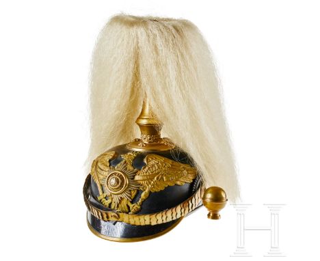 'Helm für einen Offizier der Garde-Fuß-Artillerie-Regimenter, mit Paradebusch Schwarz lackierte Lederglocke, der Vorderschirm