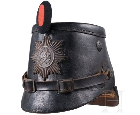 Tschako M 1895 für Mannschaften der Jäger, datiert 1917 Schwarz lackierter Lederkorpus (krakeliert), geprägte Eisenbeschläge.