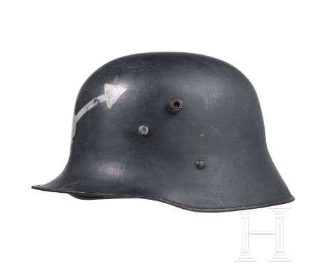 Stahlhelm M 17, Österreich Grau lackierte Stahlglocke (berieben), stirnseitig aufgemalt ein weißer Pfeil (wohl von Freikorps)