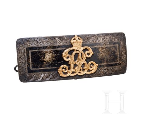 Kartuschkasten für Offiziere der Kavallerie, 19. Jhdt. Leicht gebogener, schlanker Kasten, mit rotem Leder bezogen, Deckel au