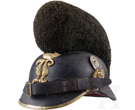 Raupenhelm M 1868 für Mannschaften der Infanterie Eigentumsstück. Schwarz lackierter Lederkorpus (krakeliert, Vorder- und Hin