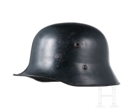 Stahlhelm M 17, Berndorfer Metallwarenfabrik Stahl, dunkelgrün lackiert (berieben, stellenweise rostnarbig) mit gebördeltem R