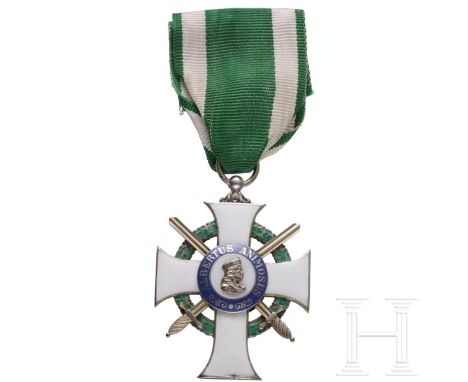 Ritterkreuz des Albrechtsordens 1. Klasse mit Schwertern Weltkriegsfertigung aus vergoldetem Silber mit einteiligen Medaillon