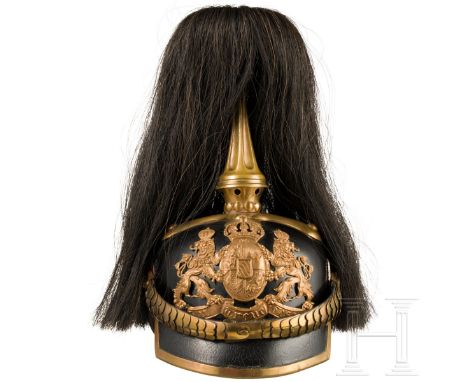 Helm M 1886 für Mannschaften des Train mit schwarzem Paradebusch Schwarz lackierte Lederglocke mit eckigem Vorderschirm und B