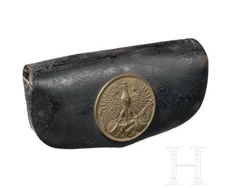 Kartuschkasten M 1881 für Mannschaften der Kürassiere Vernähtes derbes schwarzes Lackleder, auf dem Deckel aufgelegt ein fein