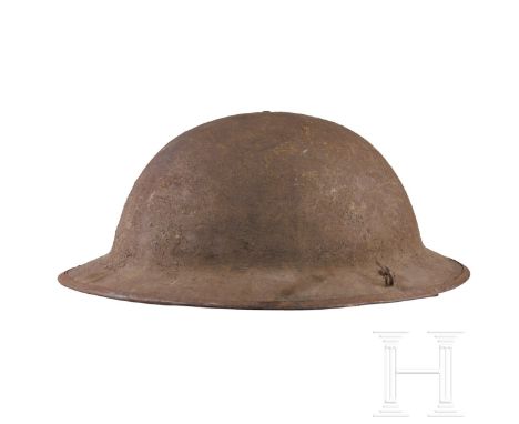 Stahlhelm M 17 "Brodie" mit einer Halterung für das Kettenvisier Die Stahlglocke mit außenseitiger Raulackierung und verniete