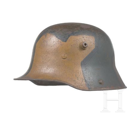 Stahlhelm M 17 mit Tarnanstrich Feldgrau lackierte Stahlglocke mit gebördeltem Rand und zwei Entlüftungsbolzen, innen am Rand