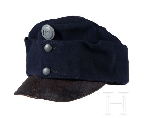 Feldkappe für Mannschaften der Honved-Infanterie, datiert 1890 Dunkelblaues Wolltuch, Lederschirm, grau lackiertes Blech-Rösc
