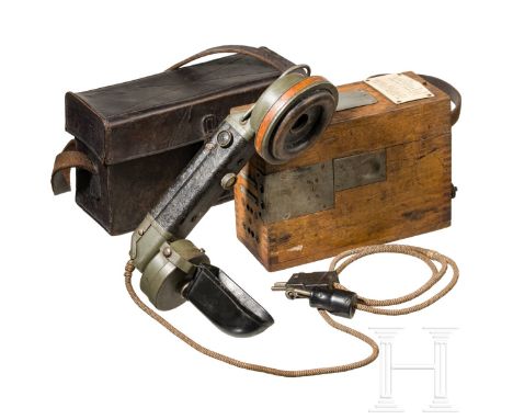 Feldfernsprecher und Kasten der Feldsprechbatterie 16 Hörer aus feldgrau lackiertem Eisen mit schwarz beledertem Handgriff, H