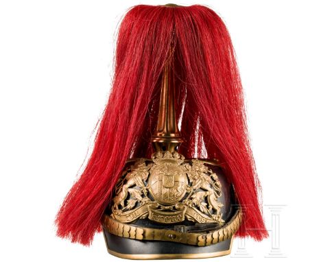 Helm M 1886 für Unteroffiziere der Feldartillerie mit rotem Paradebusch Eigentumsstück. Schwarz lackierte Lederglocke mit eck