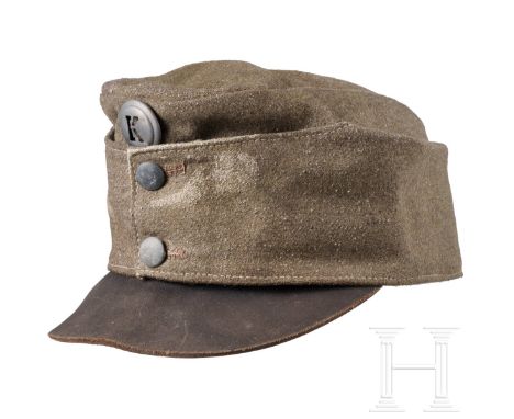 Feldgraue Kappe aus Ersatzmaterial, um 1917 Feldgrauer Wollstoff (teils berieben), Lederschirm, graues Blechröschen ("K") und