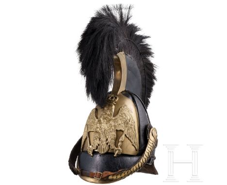 Helm M 1809 für Offiziere der Linien-Kürassiere, Trageweise um 1830 Hohe schwarze Lederglocke (krakeliert, berieben) mit ange