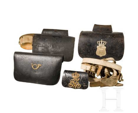 Vier Kartuschkästen und ein Gehänge, meist 19. Jhdt. Schwarzes Leder mit Metallbeschlägen. Ein großer bayerischer Kartuschkas