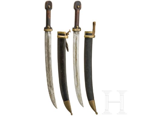 Zwei Artillerie-Kinzale M 1908 Beidseitig doppelt gekehlte, zweischneidige Klinge (stellenweise narbig), am Ansatz die Herste